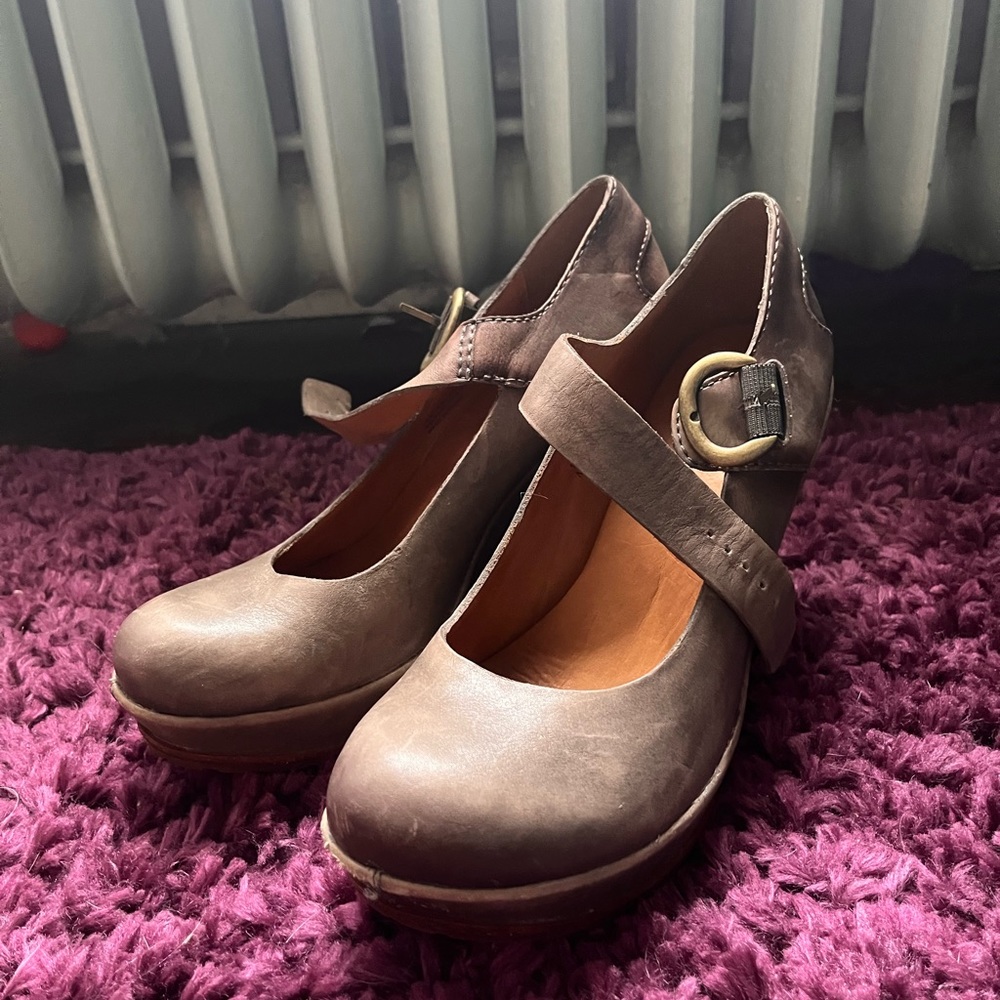 Kork-ease, size 9 wedges in tan